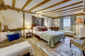 Tudor Cottage by Spa Town Property - Historic Charm in Warwick Town Centre